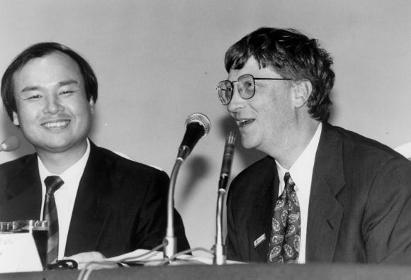  Son và Bill Gates trong lễ công bố phát triển game vào tháng 6 năm 1995. 