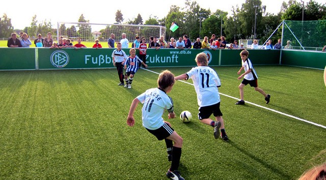  Trẻ em Đức, trong những bộ áo mang tên các tuyển thủ bóng đá Đức, đang chơi bóng 