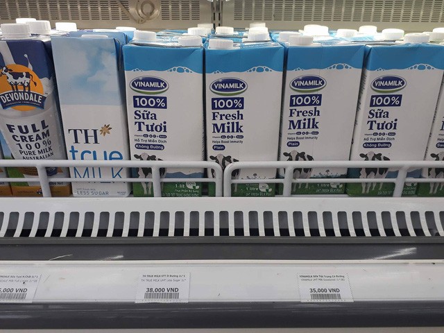  Sữa tươi Vinamilk tiệt trùng có đường Circle K bán 35.000đ/hộp, Vinmart+ bán 31.200đ còn cửa hàng tạp hóa bán 30.000đ. 