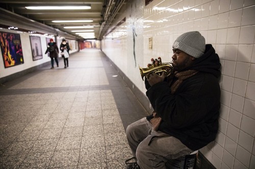 Jean, 39 tuổi, nhạc công chơi kèn trumpet ở các ga tàu điện ngầm New York. Ảnh: New York Times.