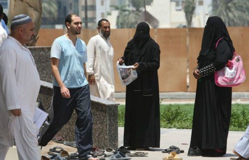 Người ăn xin trước một khu thánh đường. Ảnh: Emirates 24/7.