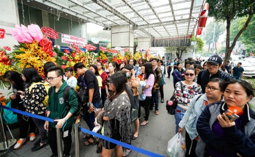 Dòng người tò mò xếp hàng để vào mua sắm khi thương hiệu cửa hàng tiện lợi mới của Hàn Quốc đến Việt Nam.