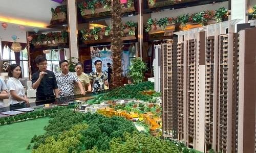 Người dân xem triển lãm quy hoạch khu căn hộ ở Trịnh Châu, tỉnh Hà Nam năm 2016 Ảnh: Reuters.
