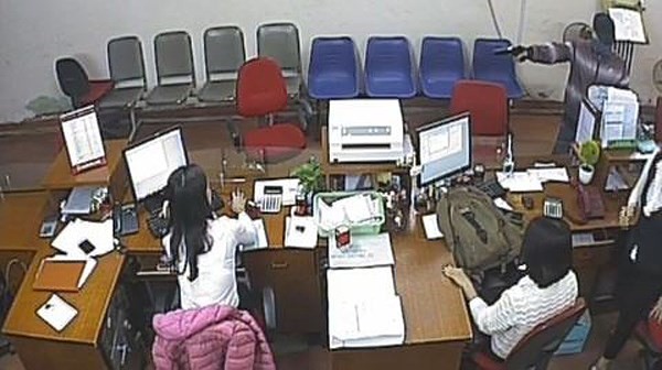 Diễn biến vụ cướp ngân hàng ở Bắc Giang qua hình ảnh camera an ninh - Ảnh 3