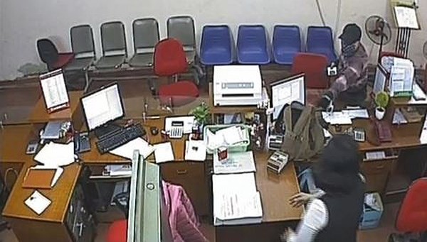 Diễn biến vụ cướp ngân hàng ở Bắc Giang qua hình ảnh camera an ninh - Ảnh 4