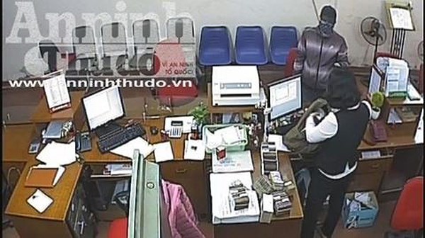 Diễn biến vụ cướp ngân hàng ở Bắc Giang qua hình ảnh camera an ninh - Ảnh 5
