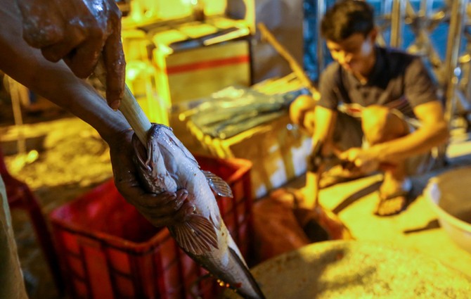 Trắng đêm nướng cá lóc vía Thần Tài trên vỉa hè Sài Gòn