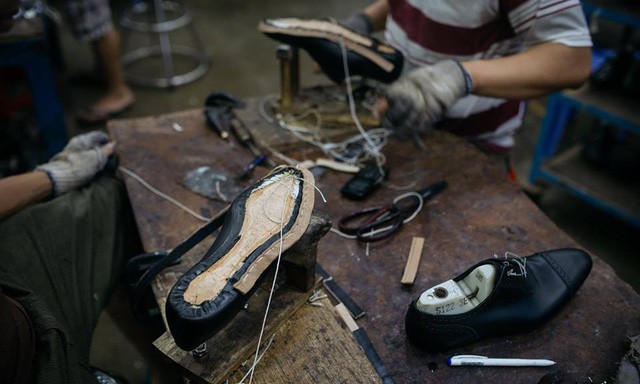  Xưởng giày của Lê Huy Tiến hiện có trên 150 nhân công, cho năng suất 300 đôi giày thủ công mỗi ngày 