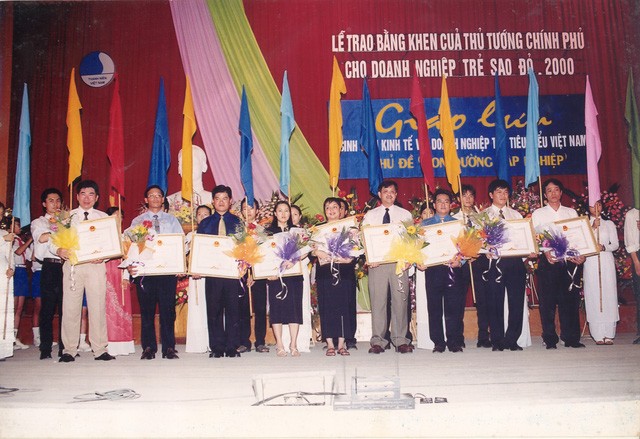  Ông Trần Đình Long – Chủ tịch HĐQT Tập đoàn Hòa Phát (đứng thứ 2 từ phải sang, hàng trên) nhận giải thưởng Doanh nghiệp trẻ Sao Đỏ năm 2000 