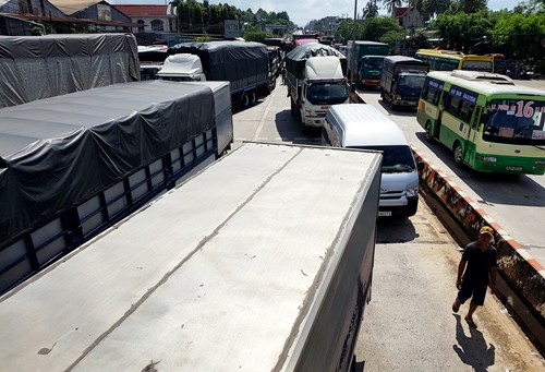 Quốc lộ 1A đoạn qua trạm BOT tuyến tránh Biên Hòa tê liệt khi các tài xế không chịu di chuyển xe. Ảnh: Phước Tuấn.