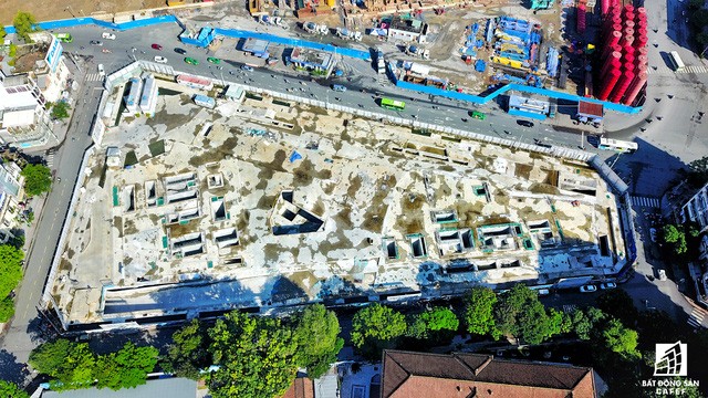  Khu đất vàng của tập đoàn Bitexco đối diện chợ Bến Thành, ngay trung tâm thương mại ngầm thuộc tuyến metro số 1. Tiến độ thi công dự án vẫn còn khá chậm, sau khi hoàn thành phần hầm. 