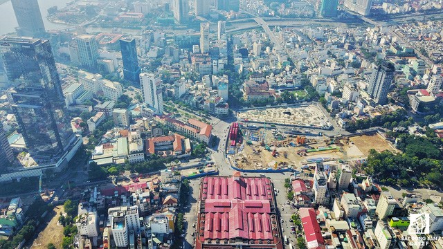  Toàn cảnh khu đất vàng dự án Spirit of Saigon nhìn từ trên cao. Công trình có 4 mặt tiền đường Phạm Ngũ Lão - Calmette - Lê Thị Hồng Gấm - Phó Đức Chính, vị trí vô cùng đắc địa khi xung quanh là những địa danh nổi tiếng mang tầm biểu tượng của thành phố. 