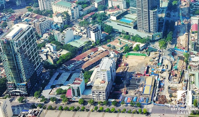 Cạnh tòa nhà Sun Wah là khu đất vàng của Ngân hàng BIDV, bên trong là bãi giữ xe 24/24. Nằm ở góc phải là khu đất vàng dành cho dự án Thương xá Tax cao 60 tầng, tiến độ thị công vẫn dừng lại ở phầm hầm 