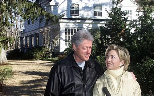 Ông bà Clinton bên ngoài ngôi nhà vào năm 2000. Ảnh:AFP
