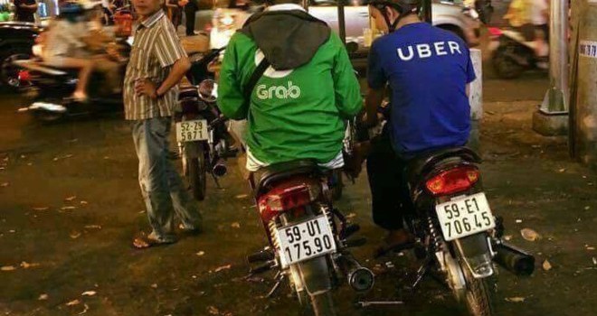 Grab tung “chiêu“ lôi kéo tài xế Uber, ký hợp đồng ngay trên yên xe
