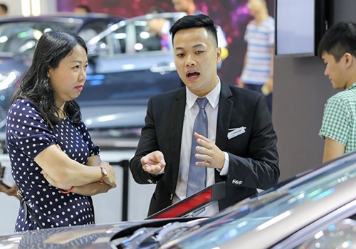Giá ôtô giảm sâu tại Việt Nam - nhân viên bán xe lo thất nghiệp