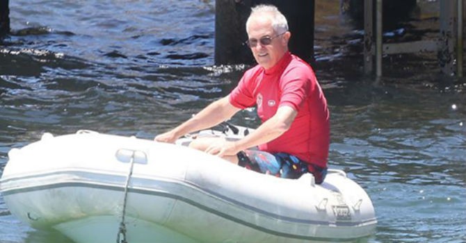 Thủ tướng Australia bị dọa phạt vì không mặc áo phao khi đi thuyền