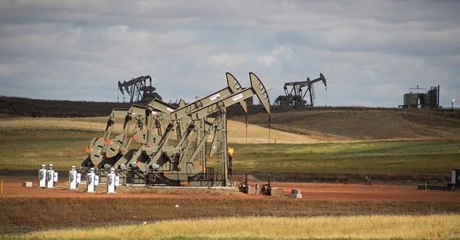 Tồn kho Mỹ liên tục giảm, giá dầu lên đỉnh gần 3 tuần