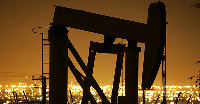 Giá dầu tăng liền mạch 4 phiên, phá đỉnh 3 năm 