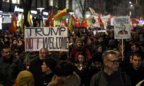Hơn nghìn người biểu tình phản đối ông Trump đến Thụy Sĩ