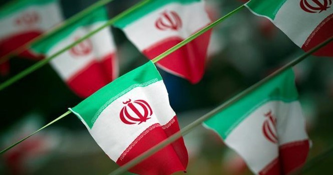 Iran cấm dùng USD trong thương mại