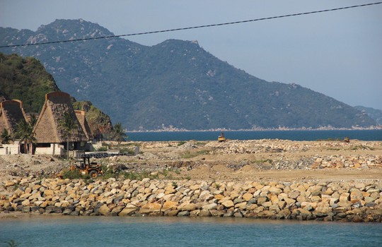 Hàng loạt dự án lấn biển “băm nát” vịnh Nha Trang bị ... “sờ gáy”