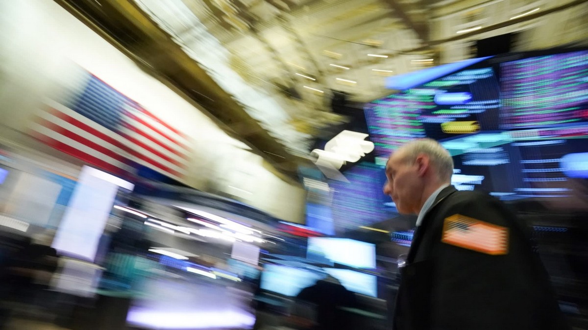 Nhà đầu tư mua mạnh cổ phiếu, Dow Jones tăng gần 300 điểm