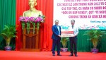 Mr. Nguyen Dang Thanh, Deputy General Director of HDBank (left), donates funds to build 100 ‘great solidarity houses’ to Mr.Lu Quang Ngoi - Chairman of Vinh Long Provincial People's Committee. 