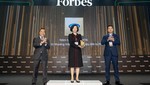Bà Bùi Thị Hương – Giám đốc Điều hành Vinamilk nhận chứng nhận thương hiệu dẫn đầu trong lĩnh vực thực phẩm đồ uống năm 2022 từ Forbes Việt Nam