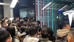 Giảm giá 2 lần trong 3 tháng, đám đông bất bình tụ tập tại nhiều cửa hàng xe Tesla tại Trung Quốc