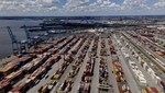 Container hàng hóa chất đầy cảng Baltimore vào ngày 12/8/2022. Ảnh: AP 