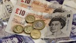 Tiền giấy mệnh giá 10 và 20 bảng Anh cùng với tiền xu 1 và 2 bảng Anh tại Liverpool. Ảnh: AFP/TTXVN