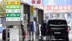 Bơm xăng cho phương tiện tại trạm xăng ở Berlin, Đức, ngày 8/9/2022. Ảnh: THX/ TTXVN