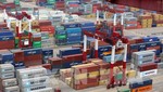 Hàng hóa được xếp tại cảng ở Thanh Đảo, tỉnh Sơn Đông, Trung Quốc ngày 30/4/2018. Ảnh: EPA-EFE/ TTXVN