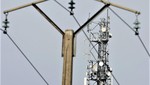 Một cột ăng ten điện thoại di động phía sau cột điện ở Tilloy-les-Cambrai, Pháp ngày 23/9. Ảnh: Reuters