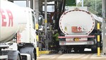 Xe chở nhiên liệu tại kho trữ dầu ở Hemel Hempstead, phía Bắc London (Anh) ngày 5/10/2021. Ảnh: AFP/TTXVN