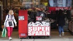 Người dân mua sắm tại một cửa hàng ở Berlin (Đức), ngày 11/5/2022. Ảnh: THX/TTXVN
