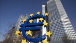 Biểu tượng đồng tiền chung euro ở phía trước trụ sở Ngân hàng Trung ương châu Âu (ECB) tại Frankfurt am Main, Đức. Ảnh: AFP/TTXVN
