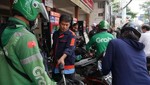 Người dân TP.HCM đã không còn gặp khó khăn khi đi mua xăng dầu Ảnh: HOÀNG TRANG