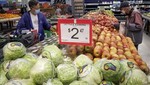 Người dân mua sắm tại một siêu thị ở British Columbia, Canada ngày 16/8/2022. Ảnh: THX/TTXVN