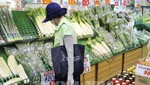 Người dân mua hàng tại một siêu thị ở Tokyo, Nhật Bản. Ảnh: Kyodo/TTXVN 