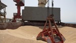 Tàu chở lúa mì của Ukraine cập cảng ở Djibouti ngày 30/8/2022. Ảnh: AFP/TTXVN