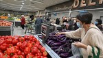 Người dân mua hàng hóa tại siêu thị ở Glendale, bang California, Mỹ. Ảnh minh họa: AFP/TTXVN