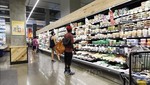 Khách hàng chọn mua đồ trong siêu thị ở Washington, D.C., Mỹ. Ảnh: THX/TTXVN