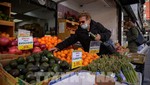 Khách hàng chọn mua hàng tại một quầy bán hoa quả ở New York, Mỹ, ngày 10/12/2021. Ảnh: AFP/TTXVN