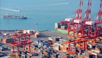 Vận chuyển hàng hóa tại cảng Busan, Hàn Quốc. Ảnh: AFP/TTXVN