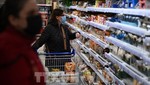 Khách chọn mua hàng tại một siêu thị ở London, Anh. Ảnh: AFP/TTXVN