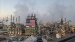 Một nhà máy lọc dầu ở Carson, bang California, Mỹ. Ảnh: AFP/TTXVN