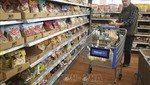 Người dân mua sắm tại một siêu thị ở British Columbia, Canada ngày 19/10/2022. Ảnh minh họa: THX/TTXVN