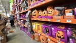 Người dân Mỹ mua sắm chuẩn bị cho Halloween. Ảnh: AFP/TTXVN